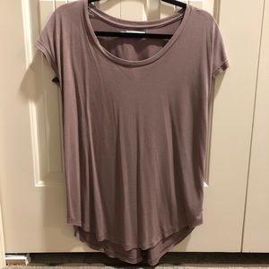 Loose sandy purple-gray T shirt.